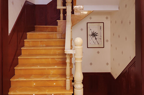 民勤中式别墅室内汉白玉石楼梯的定制安装装饰效果